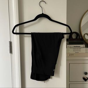 Lululemon Train Times Crop in Black — 21”